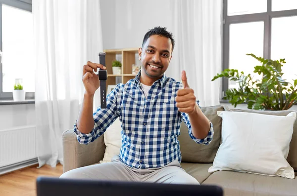 Bloguero masculino grabación vídeo revisión de reloj inteligente — Foto de Stock