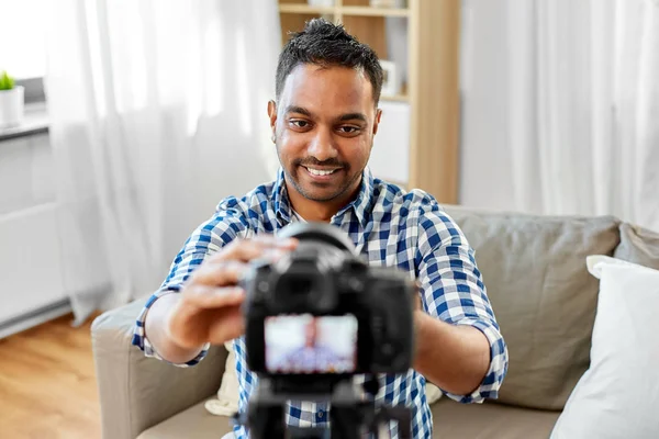 Indio vídeo blogger ajustando cámara en casa —  Fotos de Stock