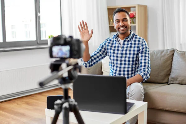 Blogueiro masculino com câmera de videoblogging em casa Imagens De Bancos De Imagens