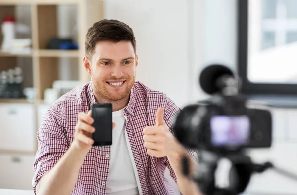 Blogger maschio con smartphone videoblogging a casa — Foto Stock