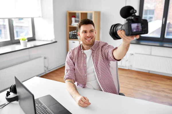 Male blogger with camera videoblogging at office — Stock Photo, Image