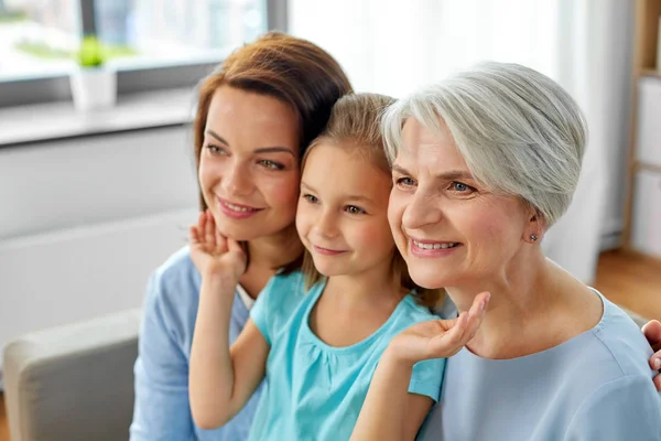 Retrato de madre, hija y abuela — Foto de Stock