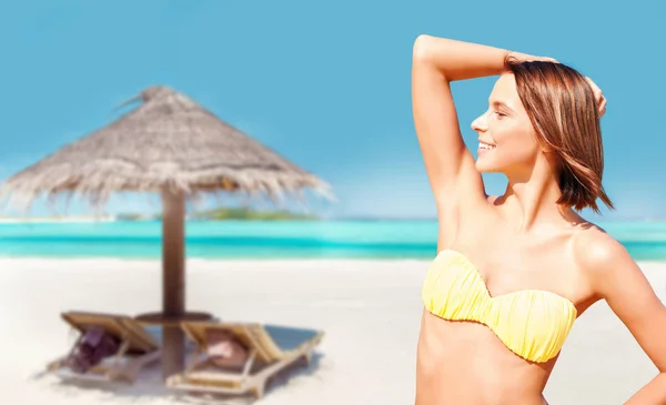 Junge Frau posiert im Bikini am Strand — Stockfoto