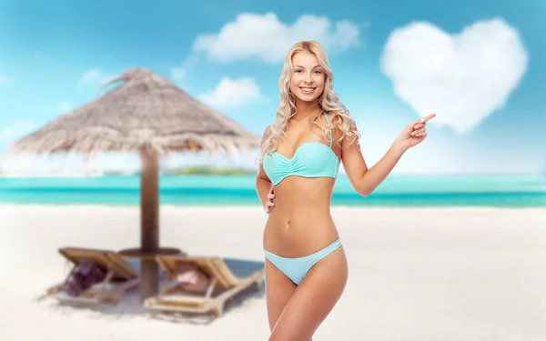 Gelukkig lachende jonge vrouw in bikini op strand — Stockfoto