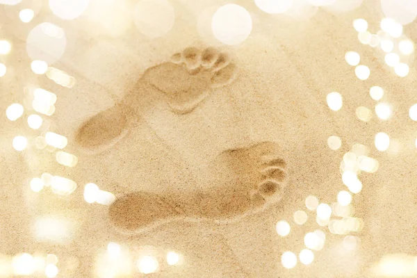 Footprints in sand on summer beach — Stock Photo, Image