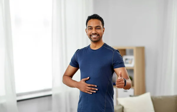 印度男子与健身跟踪器显示大拇指向上 — 图库照片