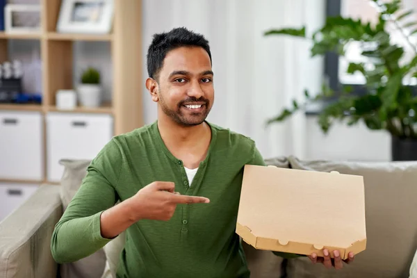 Homme indien avec boîte de pizza à emporter à la maison — Photo
