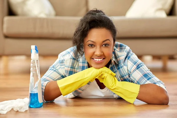 African American vrouw schoonmaken Home — Stockfoto