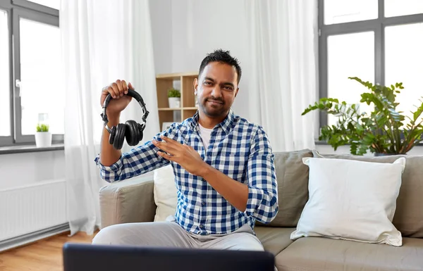 Blogueiro masculino com fones de ouvido videoblogging em casa — Fotografia de Stock