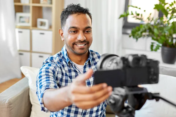 Indiano maschio video blogger regolazione fotocamera a casa — Foto Stock