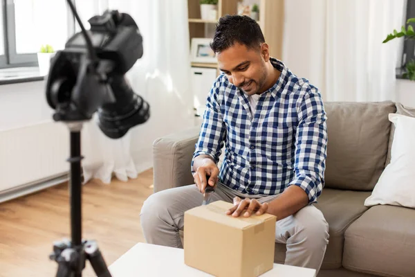 Erkek video blogcusu evde paket kutusu açıyor — Stok fotoğraf