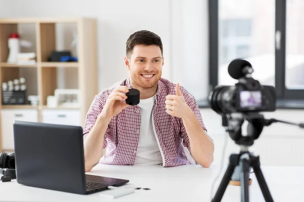 Blogger masculino con videoblogging de altavoces inteligentes — Foto de Stock