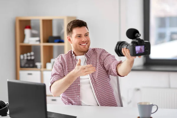 Blogger masculino con videoblogging de cámara en la oficina — Foto de Stock