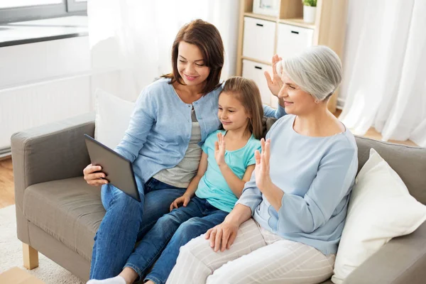 带平板电脑的母亲、女儿和祖母 — 图库照片