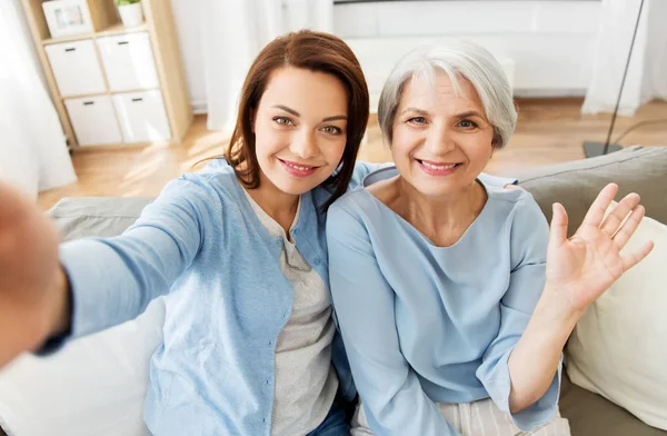 Senior mother and adult daughter taking selfie — Stock Photo, Image