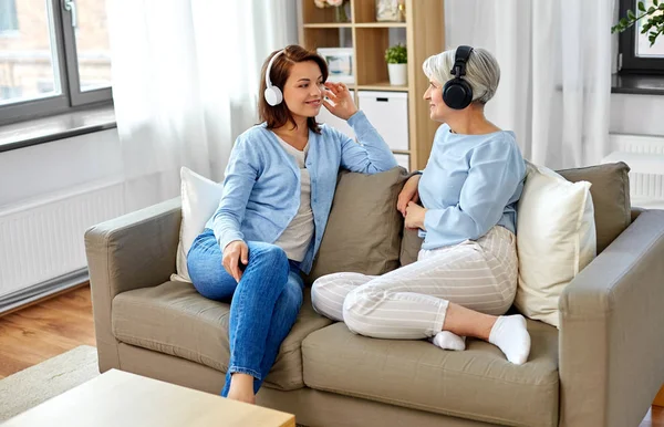 Mutter und erwachsene Tochter mit Kopfhörern — Stockfoto