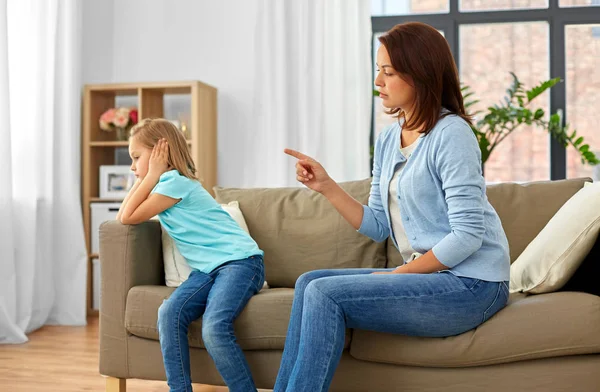 Angry mother scolding her daughter at home — Stock Photo, Image