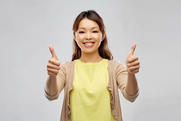 Feliz asiático mulher mostrando polegares para cima — Fotografia de Stock