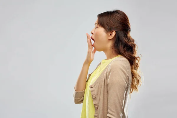 Sleepy asian woman yawning — Stock Photo, Image