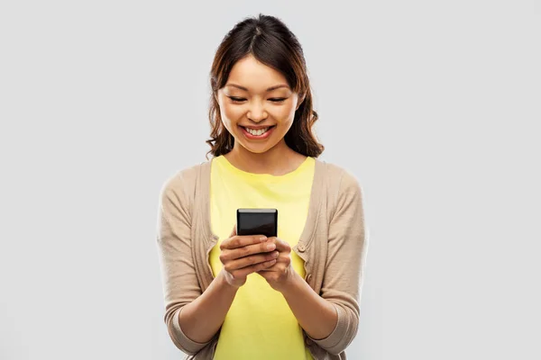 Feliz asiático mujer usando smartphone — Foto de Stock