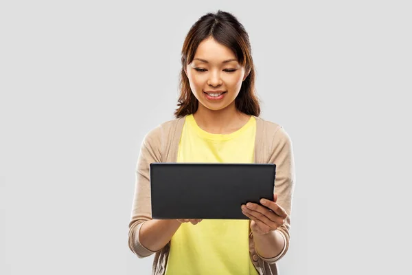 Gelukkig aziatische vrouw met behulp van tablet computer — Stockfoto
