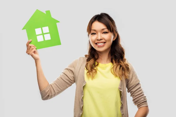 Gelukkige Aziatische vrouw met groen huis — Stockfoto