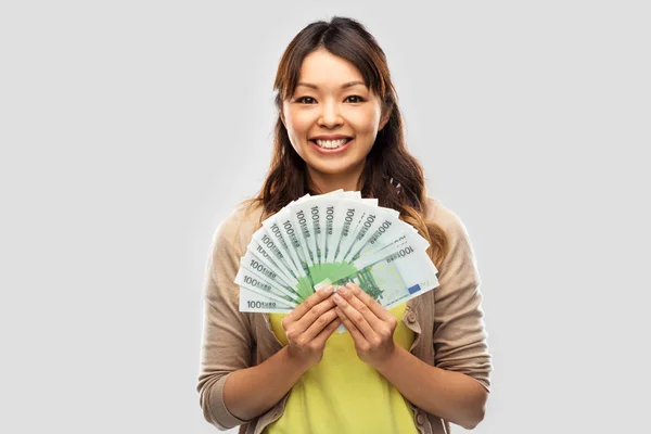 100 Euro 'luk banknotları olan Asyalı bir kadın. — Stok fotoğraf