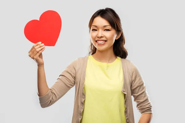Gelukkig aziatische vrouw met rood hart — Stockfoto