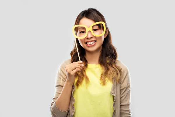 Feliz asiático mujer con Grande fiesta gafas —  Fotos de Stock