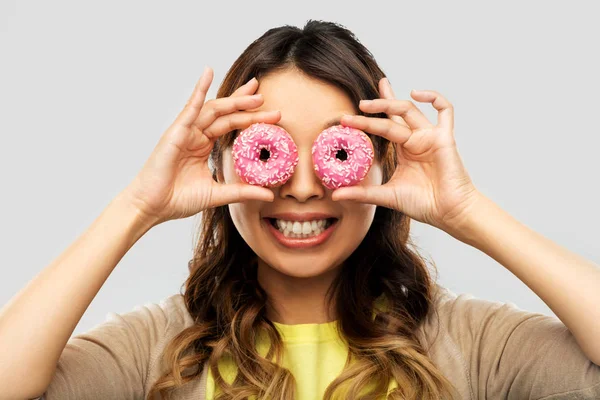 ドーナツの目を持つ幸せなアジアの女性 — ストック写真