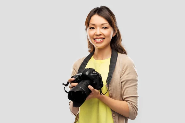 Asiático mujer fotógrafo con digital cámara —  Fotos de Stock