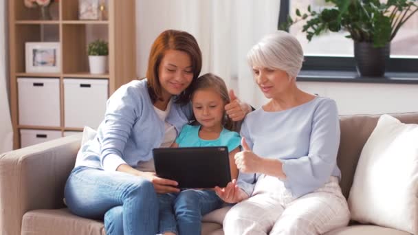 Mother, daughter and grandmother with tablet pc — Stock Video