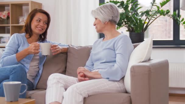 Senior mother and daughter with coffee talking — Stock Video