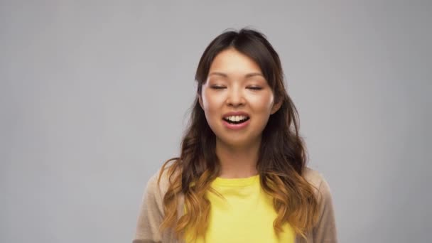 Asyalı kadın video röportaj ve konuşma sahip — Stok video
