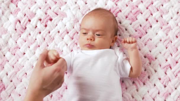 Söt baby girl liggande på stickad plysch filt — Stockvideo