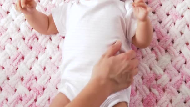 Dolce bambina sdraiata sulla coperta di peluche lavorata a maglia — Video Stock