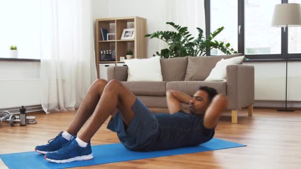 Hombre indio haciendo ejercicios abdominales en casa — Vídeo de stock