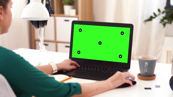 Femme avec écran vert sur ordinateur portable à la maison — Video