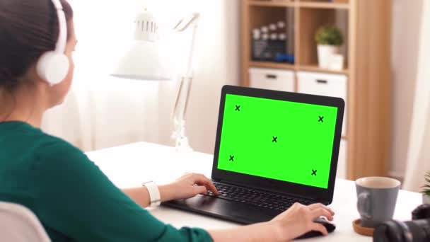 女人与绿色屏幕在笔记本电脑在家里 — 图库视频影像