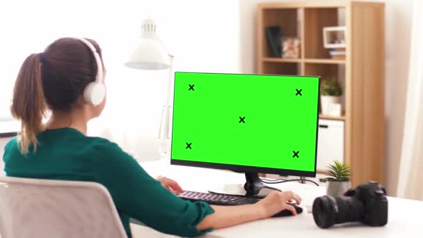 Woman with green screen on computer at home — Stock Video