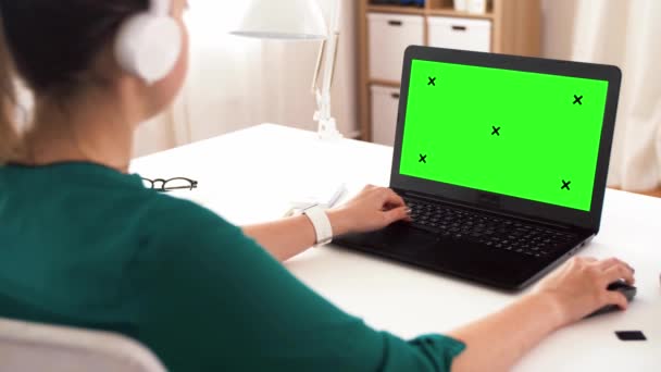 Donna con schermo verde sul computer portatile a casa — Video Stock