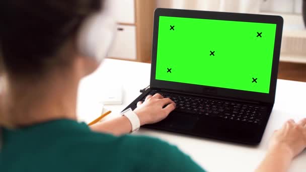 Женщина с зеленым экраном на ноутбуке дома — стоковое видео