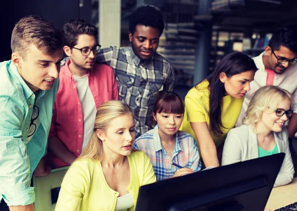 Étudiants internationaux avec ordinateurs à la bibliothèque — Photo