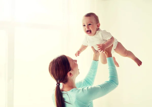 Gelukkig jong moeder met weinig baby thuis — Stockfoto