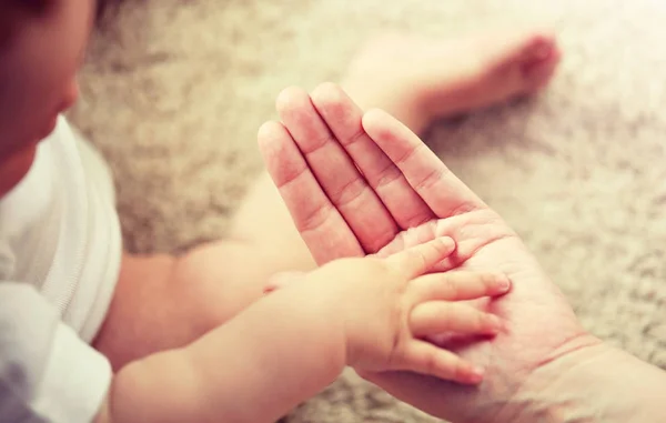 Közelkép a kis anya és a baba kezek — Stock Fotó