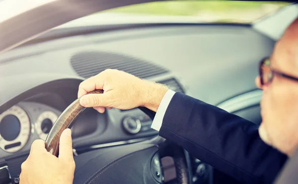 Mãos empresário sênior carro de condução — Fotografia de Stock