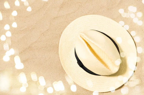 Sombrero de paja en arena de playa — Foto de Stock