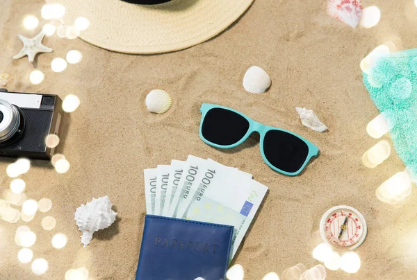 钱在护照, 阴影和帽子在沙滩上的沙子 — 图库照片