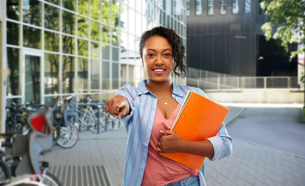 Afro-americana estudante mulher com cadernos — Fotografia de Stock
