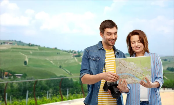 Ευτυχισμένο ζευγάρι των τουριστών με χάρτη και κάμερα — Φωτογραφία Αρχείου